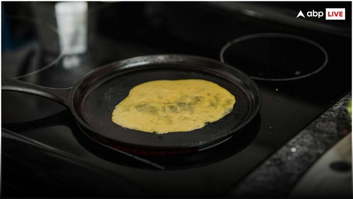 विनेगर की मदद से आप इंडक्शन को चमका सकती हैं. सबसे पहले आपको सूखे कपड़े से इंडक्शन को पोंछना है. इसके बाद गंदी जगहों पर विनेगर-पानी का कॉम्बिनेशन छिड़क दीजिए. कपड़े से दोबारा रगड़ेंगी तो वह हिस्सा चमक उठेगा.