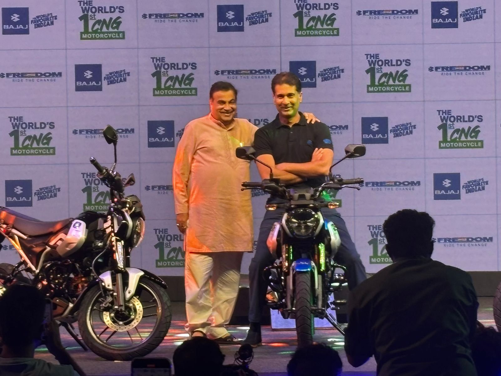 Bajaj CNG Bike: लॉन्च हुई बजाज की पहली सीएनजी बाइक Freedom, लंबी सीट के साथ स्टाइलिश लुक