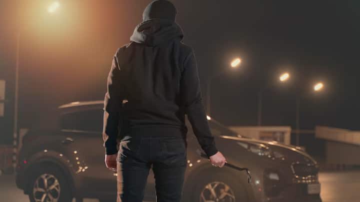 इसके अलावा धारा 304(1) में परिभाषित स्नैचिंग भी चोरी से अलग एक 'नया' अपराध है. बीएनएस की धारा 304(2) में प्रावधान है कि जो कोई भी छीना-झपटी करेगा, उसे तीन वर्ष तक के कारावास की सजा दी जाएगी और जुर्माना भी देना होगा.