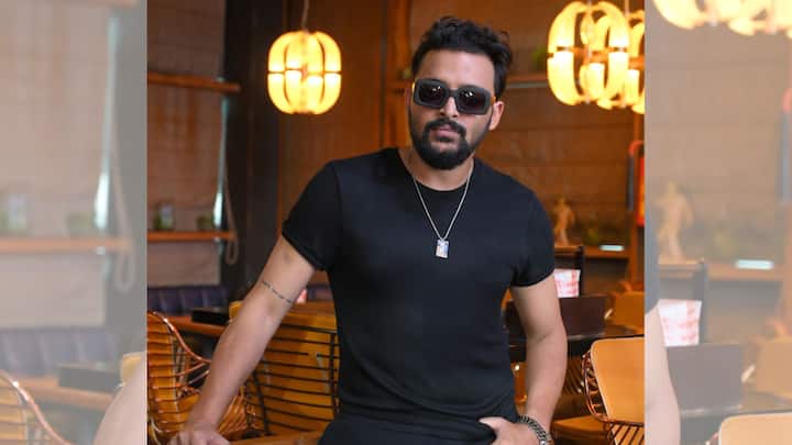 কথায় কথায় লেখক জানতে পারেন - এই পাগলাটে লোকটির প্রথম লেখা বই এক নামী প্রকাশনা সংস্থা শুধু ছাপছে তাইই নয়, একটা বড় অঙ্ক দিয়ে ছাপছে। তার দাবি, তার সেই উপন্যাসের জন্য, আন্তর্জাতিক খ্যাতিসম্পন্ন একটি প্রকাশনা সংস্থার সঙ্গে চুক্তি হয়েছে। কিন্তু তার হাতে ধরা সেই পাণ্ডুলিপি এখনও জমা দেননি।