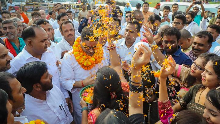 जवाब में कहा गया कि जन सुराज के पार्टी बनने की घोषणा भर से बिहार का सबसे मजबूत दल होने का दावा करने वाली आरजेडी की घबराहट देखिए. बेचारे अपने दल में मची अफरा-तफरी और आरजेडी छोड़कर जाने वाले नेताओं को रोकने के लिए अपने ही नेताओं और कार्यकर्ताओं को धमकी दे रहे हैं.