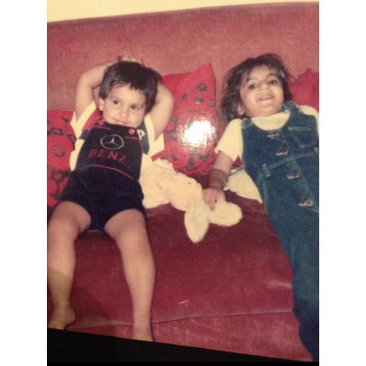 तस्वीर में दिख रहा ये बच्चा आज बॉलीवुड के सबसे पॉपुलर एक्टर्स में से एक बन चुका है. वहीं ये बी टाउन की टॉप एक्ट्रेस का पति भी है. लेकिन एक वक्त था जब इसे चिकन तक बेचना पड़ा था.