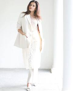 Taapsee Pannu Photos : வெள்ளாவி வச்சுத்தான் வெளுத்தாங்களா.. வெண்ணிற ஆடையில் கலக்கும் டாப்சி!