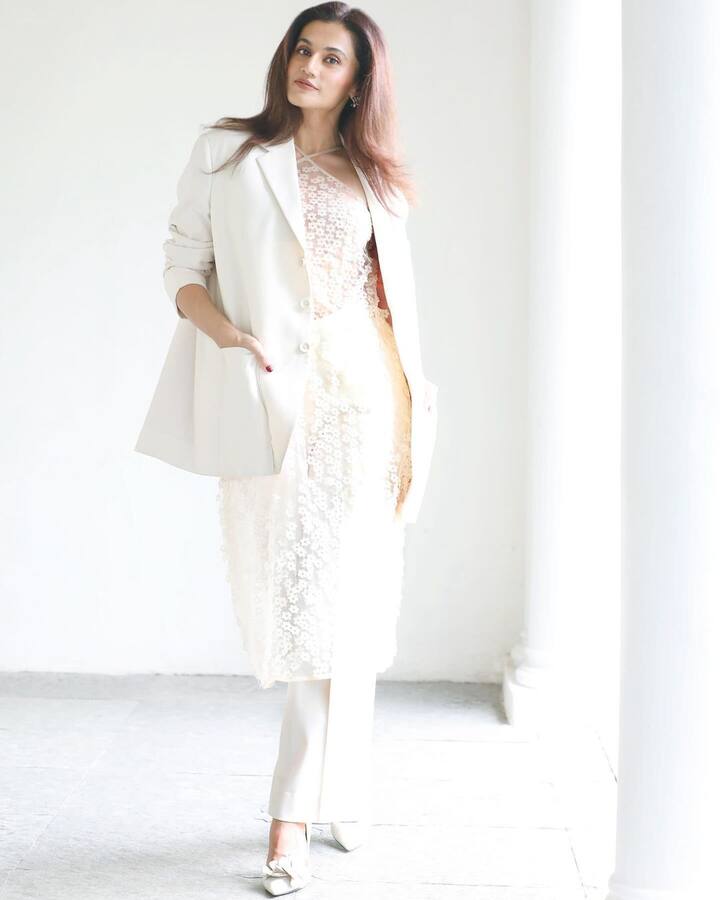 திரிஷா நடிக்க வேண்டிய ஆங்கிலோ இந்தியர் பாத்திரத்தில் நடித்து, ஒரே படத்தில் தமிழ் சினிமா ரசிகர்களின் மனதில் இடம்பிடித்து விட்டார்.