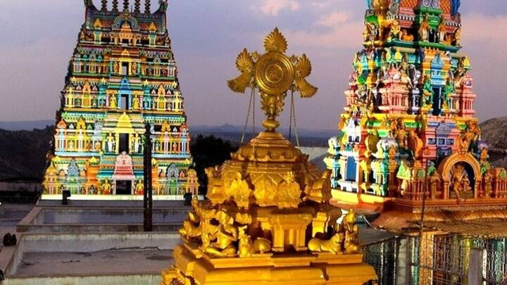 नवब्रह्म मंदिर - नवभ्रम तेलंगणा राज्यातील गुलांबा-गडवाला जिल्ह्यात स्थित, नवब्रह्म मंदिर भगवान शिवाला समर्पित आहे. हे कुर्नूल आणि गडवाला जिल्ह्यात तुंगभद्रा नदीच्या काठावर वसलेले आहे. हे हैदराबादपासून सुमारे 215 किमी अंतरावर आहे. हे मंदिर सर्वात सुंदर आणि सर्वात मोठ्या मंदिरांपैकी एक आहे. या मंदिराला ब्रह्मदेवाची नऊ नावे आहेत, कुमार, अर्क, वीर, बाल, स्वर्ग, गरुड, विश्व, पद्म आणि तारक या नावांनीही त्याची पूजा केली जाते.