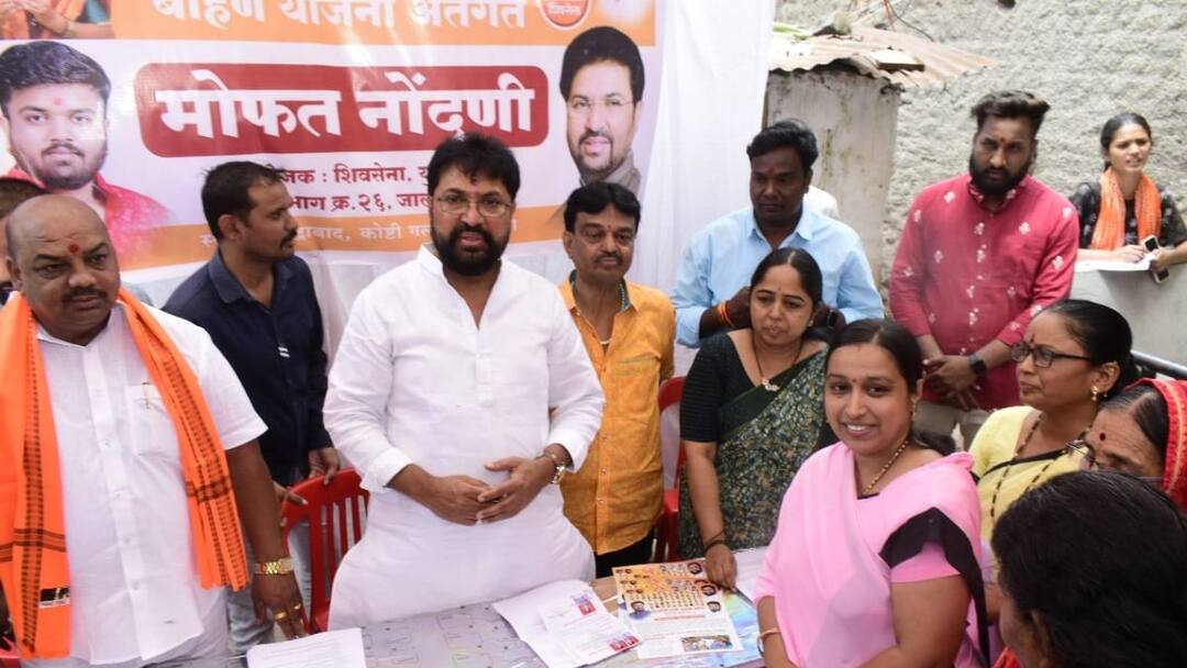 Arjun Khotkar on Ladaki Bahin Yojana Pretend to list for Ladaki Bahin Yojana, Shinde's Shiv Sena leader advises activists Arjun Khotkar on Ladaki Bahin Yojana : लाडकी बहीण योजनेसाठी यादी करण्याचे नाटक करा, शिंदेंच्या शिवसेनेच्या नेत्याचा कार्यकर्त्यांना सल्ला
