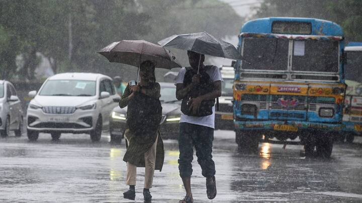 পাহাড়ে অবিরাম বৃষ্টি। ভারী বৃষ্টিতে ফুঁসছে কোচবিহারের নদীগুলি। মাথাভাঙার মানসাই নদীতে জারি হয়েছে হলুদ সতর্কতা। তোর্সা নদীতেও বাড়ছে জল। জল বাড়ছে তুফানগঞ্জে রায়ডাক ও সঙ্কোশ নদীতে। 