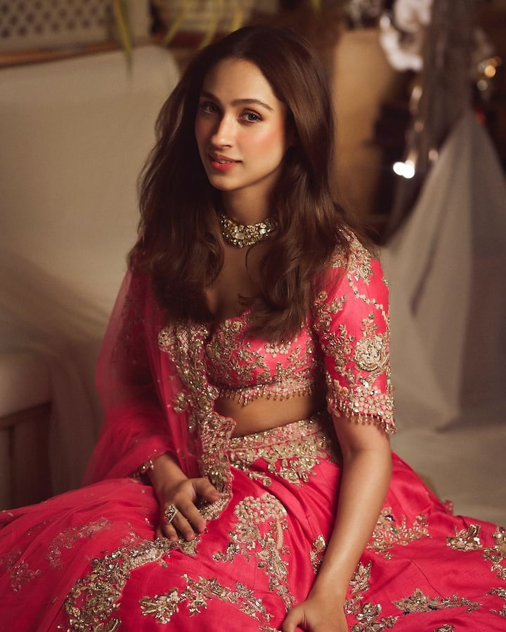 Pashmina can be seen wearing an embellished lehenga in hot pink colour.