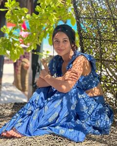 बचपन में ही घर छोड़कर भाग गई थीं ये छोटी बच्ची, खाई दर-दर की ठोकरें, आज पॉपुलैरिटी में कई एक्ट्रेसेस को पीछे छोड़ती है ये हसीना