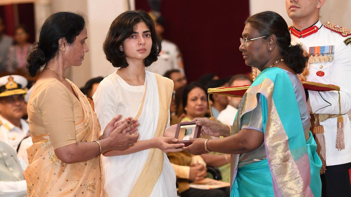 Captain Anshuman Singh Widow Wife Smriti Singh Receives Kirti Chakra Viral  Video | Captain Anshuman Singh: 'वह हीरो हैं, उन्होंने अपनी जान की बाजी  लगाई ताकि...', शहीद कैप्टन की पत्नी का ये