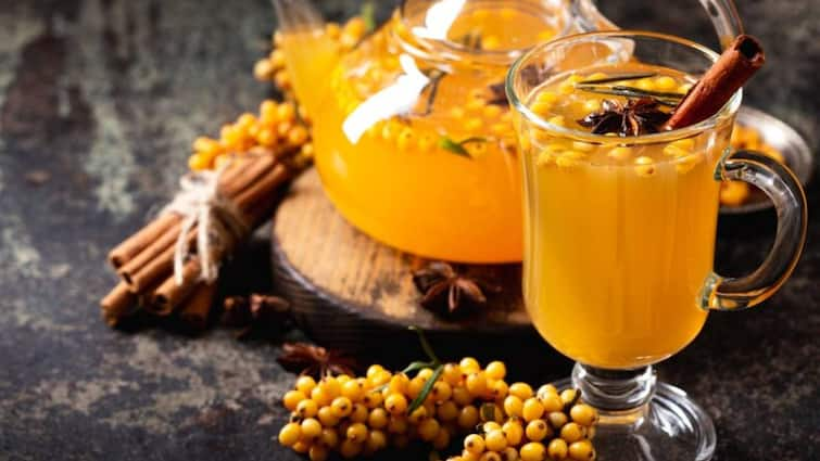 Drink a pinch of turmeric in a glass of water on an empty stomach and you will get many benefits from it.