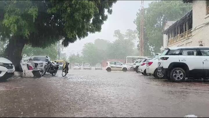 સૌરાષ્ટ્ર અને કચ્છમાં રાજકોટ, જામનગર, પોરબંદર, જૂનાગઢ, અમરેલી, ભાવનગર, મોરબી, દ્વારકા, ગીર સોમનાથ, બોટાદ, દીવ અને કચ્છમાં ભારે પવન સાથે વરસાદની હવામાન વિભાગે આગાહી કરી છે.