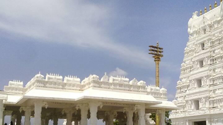 देशातील अनेक राज्यांमध्ये असलेली काही शिवमंदिरे अतिशय शक्तिशाली मानली जातात. ही मंदिरे देशातील सर्वात खास मंदिरांपैकी एक मानली जातात. यापैकी काही स्वयंभू मंदिरे आहेत, तर काही शतकांपूर्वी राजांनी बांधली होती. त्याचप्रमाणे तेलंगणा राज्यात असलेल्या काही शिवमंदिरांना भेट देण्यासाठी भक्त दूरदूरहून येतात. आजच्या लेखात आम्ही तुम्हाला तेलंगणामध्ये असलेल्या काही मंदिरांबद्दल सांगणार आहोत, ज्यांचा इतिहास शतकानुशतके आहे.