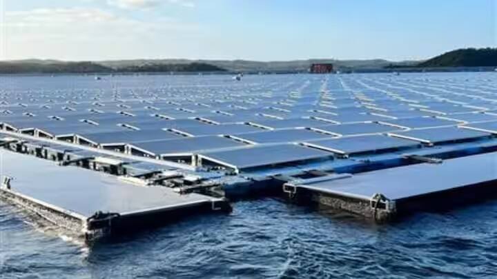 તમને જણાવી દઈએ કે ભારતમાં ઓમકારેશ્વર ડેમના બેકવોટરમાં સૌથી મોટો ફ્લૉટિંગ પેનલ સૉલાર પાવર પ્લાન્ટ આકાર લઈ રહ્યો છે. માહિતી અનુસાર, પ્રથમ તબક્કામાં ત્રણ કંપનીઓએ રાજ્ય સરકાર સાથે લગભગ 300 મેગાવોટ માટે કરાર કર્યા છે.