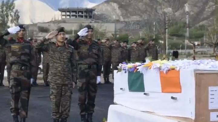 आपल्या पतीची ही शौर्यगाथा ऐकताना स्मृती सिंह यांच्या डोळ्यात अश्रू तरळल होते. पांढरी साडी परिधान केलेल्या स्मृती यांनी भरलेल्या डोळ्यांनी पतीच्या सन्मानार्थ कीर्तीचक्र स्वीकारले. त्यानंतर, त्यांनी पतीच्या आठवणीत जीवनप्रवास उलगडा