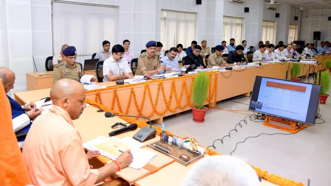 UP News: विकास कार्यों का समीक्षा करने ग्राउंड पर उतरे सीएम योगी, अधिकारियों को दिए ये खास निर्देश Basti CM Yogi Adityanath development works came on ground review officials gave these special instructions ann UP News: विकास कार्यों का समीक्षा करने ग्राउंड पर उतरे सीएम योगी, अधिकारियों को दिए ये खास निर्देश