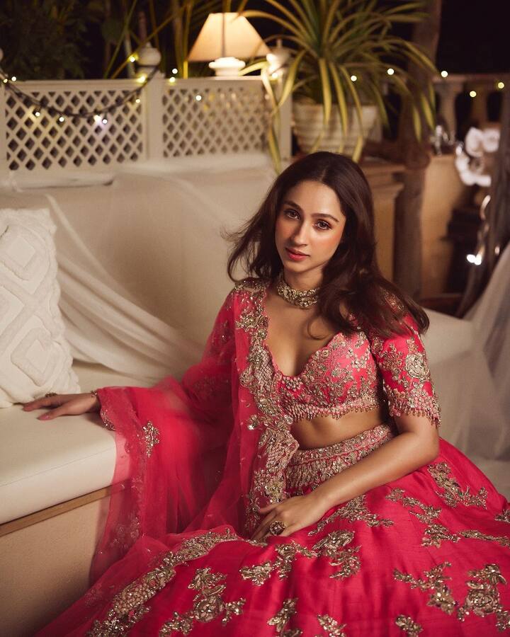 A statement choker and ring completed her gorgeous look.