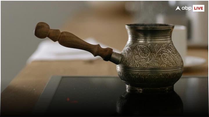 बेकिंग सोडा की मदद से भी इंडक्शन स्टोव साफ किया जा सकता है. आपको हल्के गरम पानी में बेकिंग सोडा मिलाना है. इससे इंडक्शन स्टोव अच्छी तरह साफ हो जाएगा.