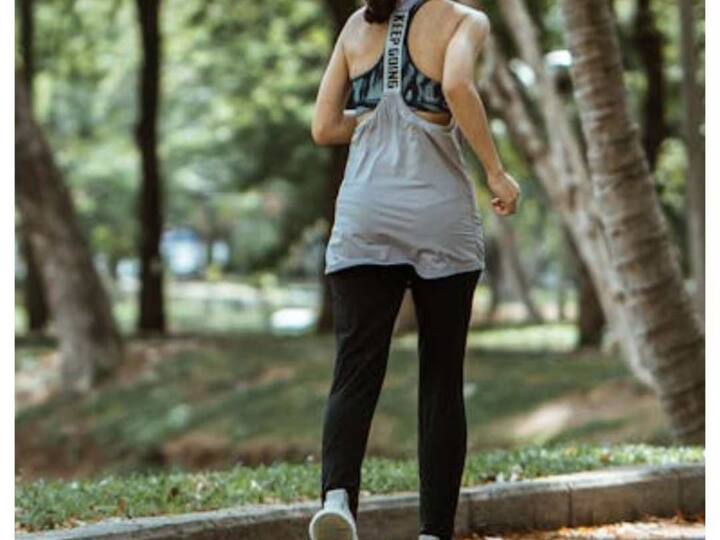 ਕਈ ਖੋਜਾਂ ਵਿੱਚ ਅਜਿਹਾ ਕਰਨਾ ਸਿਹਤ ਲਈ ਫਾਇਦੇਮੰਦ ਮੰਨਿਆ ਗਿਆ ਹੈ। ਸਿਹਤ ਮਾਹਿਰਾਂ ਅਨੁਸਾਰ ਲੋਕਾਂ ਨੂੰ ਰੋਜ਼ਾਨਾ ਸਵੇਰੇ 10 ਤੋਂ 30 ਮਿੰਟ ਤੱਕ ਸੈਰ ਕਰਨੀ ਚਾਹੀਦੀ ਹੈ। ਜੇਕਰ ਪਾਰਕ ਸਾਫ਼-ਸੁਥਰਾ ਹੈ ਅਤੇ ਘਾਹ ਵਧੀਆ ਹੈ ਤਾਂ ਕੁਝ ਮਿੰਟਾਂ ਲਈ ਨੰਗੇ ਪੈਰੀਂ ਤੁਰਨਾ ਚਾਹੀਦਾ ਹੈ। ਸਰ ਗੰਗਾ ਰਾਮ ਹਸਪਤਾਲ ਨਵੀਂ ਦਿੱਲੀ ਦੇ ਪ੍ਰੀਵੈਨਟਿਵ ਹੈਲਥ ਐਂਡ ਵੈਲਨੈੱਸ ਵਿਭਾਗ ਦੀ ਡਾਇਰੈਕਟਰ ਡਾ: ਸੋਨੀਆ ਰਾਵਤ ਨੇ ਦੱਸਿਆ ਕਿ ਸਵੇਰ ਦੀ ਸੈਰ ਦੌਰਾਨ ਕੁਝ ਮਿੰਟਾਂ ਲਈ ਘਾਹ ‘ਤੇ ਨੰਗੇ ਪੈਰੀਂ ਸੈਰ ਕਰਨਾ ਬਹੁਤ ਫਾਇਦੇਮੰਦ ਮੰਨਿਆ ਜਾਂਦਾ ਹੈ। ਸਾਰੇ ਲੋਕਾਂ ਨੂੰ ਇਹ ਨਿਯਮਿਤ ਤੌਰ ‘ਤੇ ਕਰਨਾ ਚਾਹੀਦਾ ਹੈ।