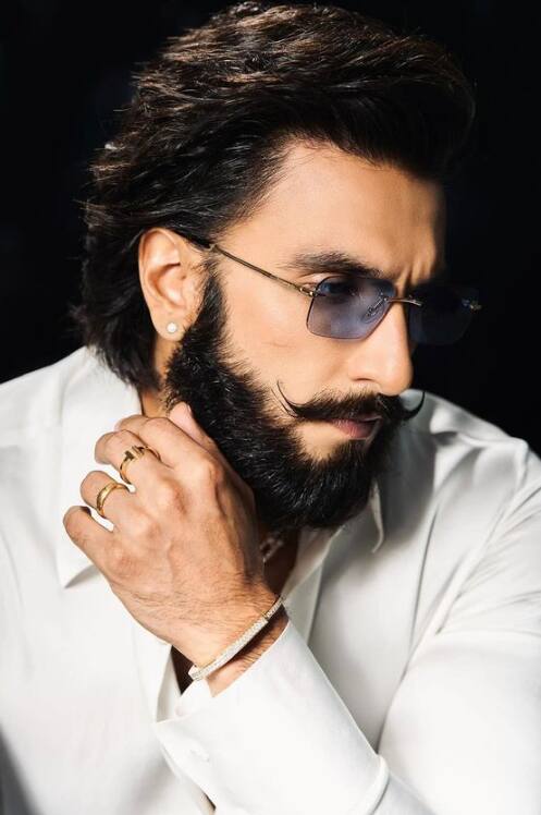 ये बच्चा कोई और नहीं बॉलीवुड के सबसे सफल और स्टाइलिश अभिनेताओं में से एक रणवीर सिंह हैं. रणवीर ने अनुष्का शर्मा के साथ फिल्म बैंड बाजा बारात से बॉलीवुड में डेब्यू किया था और उनकी पहली ही फिल्म ब्लॉकबस्टर साबित हुई थी. अपनी पहली फिल्म की सफलता के बाद, रणवीर ने कभी पीछे मुड़कर नहीं देखा और आज वे टॉप स्टार्स की लिस्ट में शामिल हैं. हालांकि बिना गॉडफादर रणवीर के लिए इस मुकाम तक पहुंचना इतना आसान नहीं था.