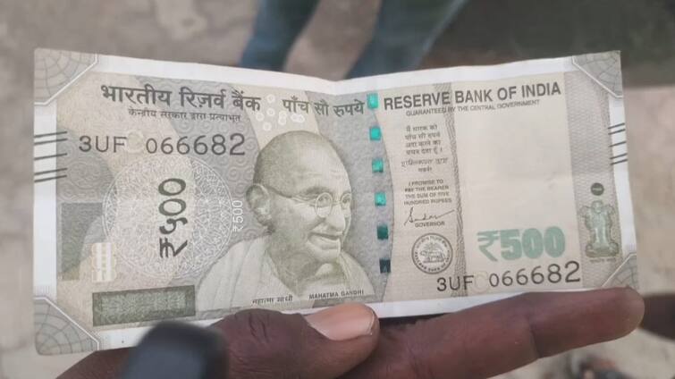 Rs.500 notes lying on the road  those who carried Rs 3 lakh cash be caught on CCTV? சாலையில் கிடந்த ரூ.500 நோட்டுக்கட்டுகள்;  அள்ளிச் சென்ற பொதுமக்கள்! நடந்தது என்ன?