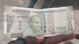 சாலையில் கிடந்த ரூ.500 நோட்டுக்கட்டுகள்;  அள்ளிச் சென்ற பொதுமக்கள்! நடந்தது என்ன?
