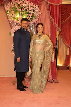 Madhuri Dixit: అనంత్ అంబానీ-రాధికా మర్చంట్ సంగీత్ వేడుక: భర్తతో కలిసి సందడి చేసిన అందాల తార మాధురీ దీక్షిత్