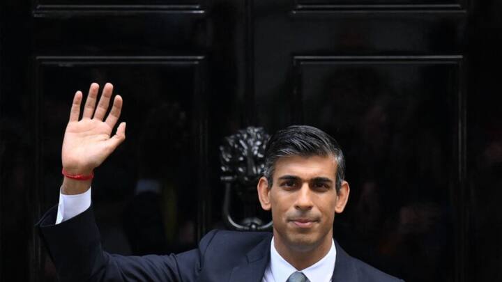 जानकारी के मुताबिक, 10 डाउनिंग स्ट्रीट 300 साल पुरानी इमारत है. 1732 में किंग जार्ज द्वितीय ने यह इमारत सर राबर्ट वालपोल को रहने के लिए दी थी. हालांकि, समय के साथ इसमें कई सुधार भी हुए हैं. बता दें कि पहले यह दरवाजा जार्जिया ओक लकड़ी का हरे रंग का था, लेकिन बाद में इसे स्टील का ब्लास्टप्रूफ बनवाया गया, जिस पर पीतल से 10 लिखा गया है.