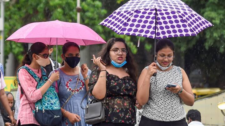 Delhi Weather Update: मौसम विभाग के मुताबिक दिल्ली में शनिवार को गरज के साथ भारी बारिश की संभावना है. पूरे दिन आसमान में काले बादल छाए रहेंगे. अगले पांच दिनों तक मौसम में उतार-चढ़ाव जारी रहेगा.