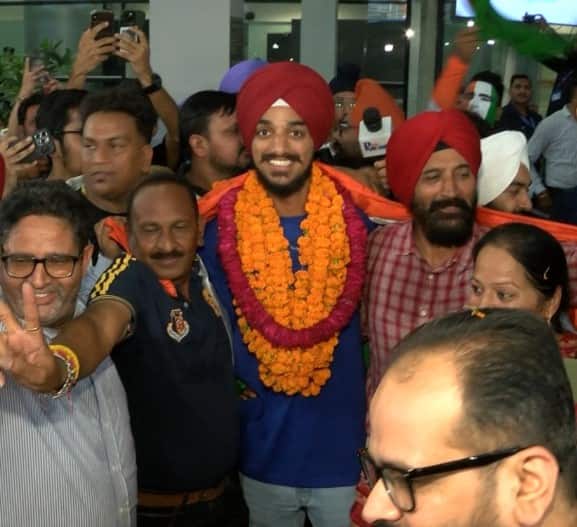 25 ਸਾਲਾ ਇਹ ਖਿਡਾਰੀ ਟੀ-20 ਵਿਸ਼ਵ ਕੱਪ ਵਿੱਚ ਸਭ ਤੋਂ ਵੱਧ ਵਿਕਟਾਂ ਲੈਣ ਵਾਲਾ ਗੇਂਦਬਾਜ਼ ਵੀ ਬਣ ਗਿਆ ਹੈ। ਇੱਥੇ ਵੀ ਉਹ ਫਾਰੂਕੀ ਨਾਲ ਪਹਿਲੇ ਸਥਾਨ ਦੇ ਸਾਂਝੀਦਾਰ ਰਹੇ।