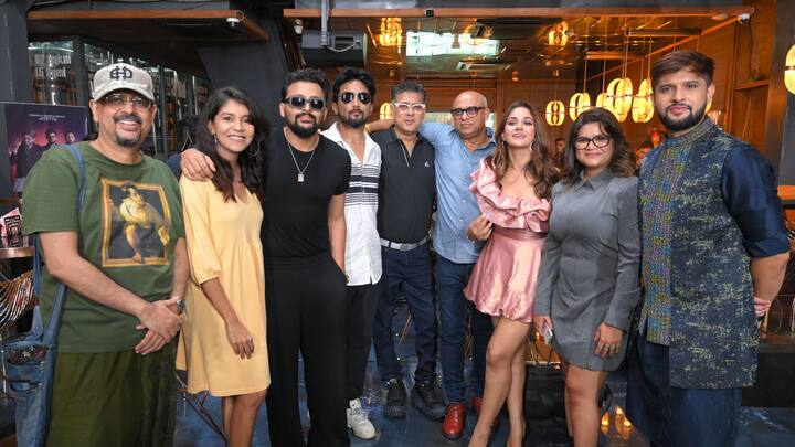 ব্যর্থ লেখকের হাতে পাণ্ডুলিপি, নিরিবিলি নিঝুম সমুদ্র সৈকত, আশেপাশে নেই কোনও প্রত্যক্ষদর্শী, মূল গ্রন্থের লেখক নিঁখোজ। মনের মধ্যে বিখ্যাত হওয়ার অসম্পূর্ণ স্বপ্ন। তারপর? স্বপ্নপূরণ করবেন তিনি? নাকি ডেকে আনবেন নিজের কোনও বিপদ?