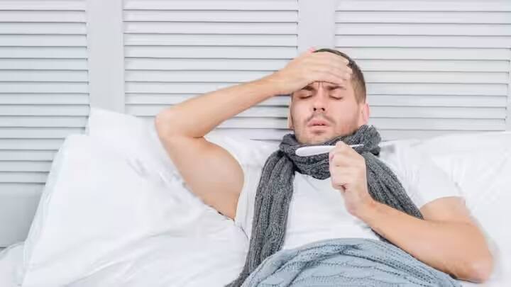 ડેન્ગ્યુના પ્રારંભિક લક્ષણો પેટમાં તીવ્ર દુખાવો, સતત ઉલ્ટી, પેઢા કે નાકમાંથી લોહી નીકળવું, મળ અથવા ઉલ્ટીમાં લોહી આવવું, સરળ ઉઝરડા, શ્વાસ લેવામાં તકલીફ અને ભારે થાક હોઈ શકે છે.