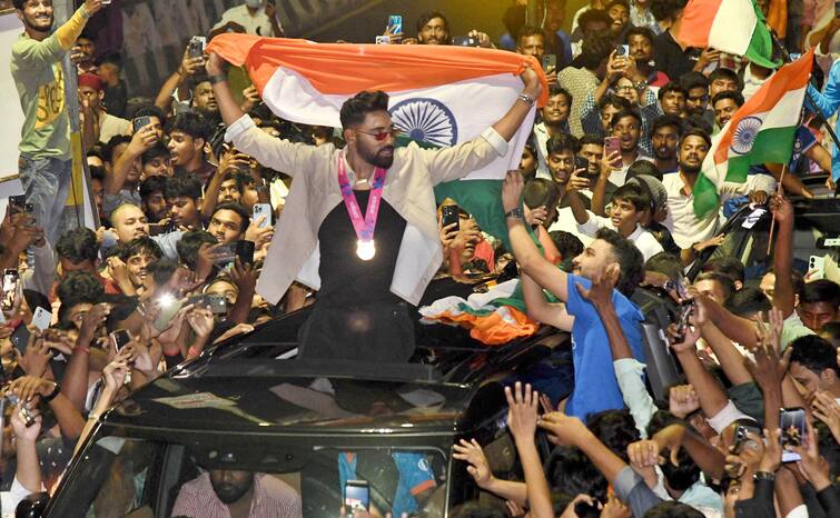 T20 World Cup 2024 Victory Parade Mohammed Siraj Singing Lehra Do With Fans at Hyderabad Watch: हैदराबाद में निकली मोहम्मद सिराज की 'विक्ट्री परेड'! बीच सड़क पर फैंस के साथ गाया 'लहरा दो...'