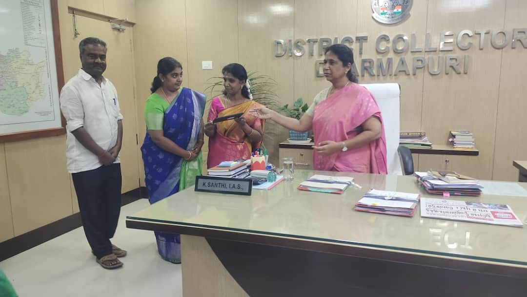 2000 ஆசிரியர்களுக்கு கையடக்க கணினிகள் வழங்கி அசத்திய மாவட்ட ஆட்சியர் சாந்தி