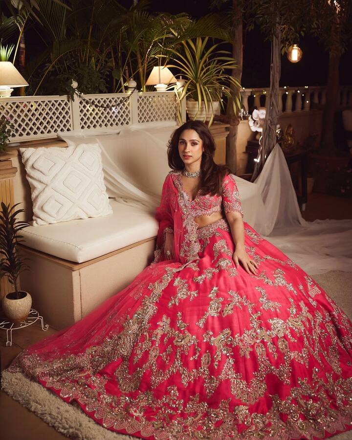 She opted for subtle makeup in pink tones that went well with her lehenga.