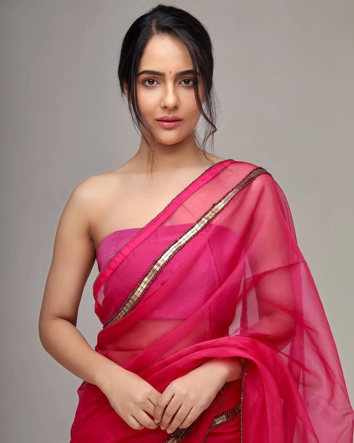 మాల్వి తొలి సినిమా విడుదలకు రెడీ అవుతున్న నేపథ్యంలోనే రాజ్ తరణ్ ప్రియురాలు కేసు పెట్టడం హాట్ టాపిక్ గా మారింది. Photo Credit: MALVI MALHOTRA/Instagram