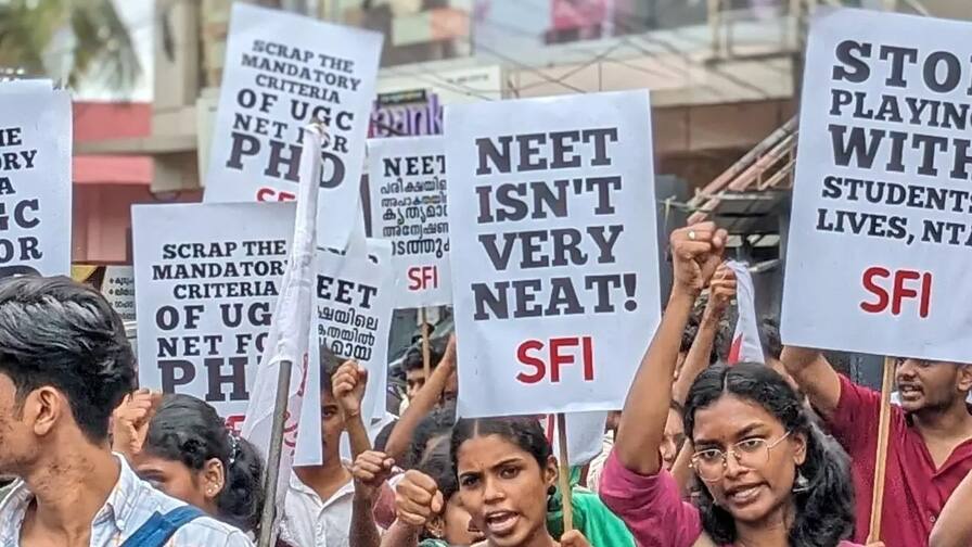 ਪੇਪਰ ਲੀਕ ਮਾਮਲੇ ਤੋਂ ਬਾਅਦ NEET-UG ਕਾਊਂਸਲਿੰਗ ਮੁਲਤਵੀ, ਜਲਦ ਆਵੇਗੀ ਨਵੀਂ ਤਰੀਕ NEET-UG counseling postponed after paper leak case, new date will come soon ਪੇਪਰ ਲੀਕ ਮਾਮਲੇ ਤੋਂ ਬਾਅਦ NEET-UG ਕਾਊਂਸਲਿੰਗ ਮੁਲਤਵੀ, ਜਲਦ ਆਵੇਗੀ ਨਵੀਂ ਤਰੀਕ