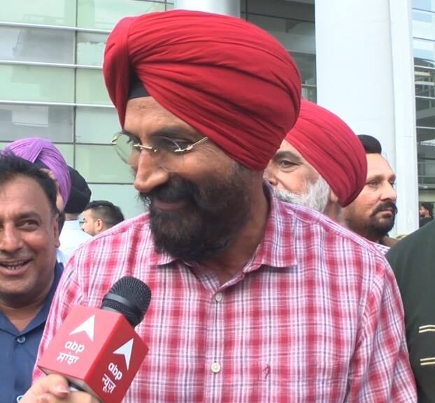 ਇਸ ਮੌਕੇ ਉੱਤੇ ਅਰਸ਼ਦੀਪ ਸਿੰਘ ਦੇ ਪਿਤਾ ਕਾਫੀ ਖੁਸ਼ ਨਜ਼ਰ ਆਏ। ਉਨ੍ਹਾਂ ਨੇ ਕਿਹਾ ਕਿ ਅੱਜ ਮੈਂ ਆਪਣੇ ਪੁੱਤ ਨੂੰ ਨਹੀਂ ਸਗੋਂ ਦੇਸ਼ ਦੇ ਚੈਂਪੀਅਨ ਨੂੰ ਲੈਣ ਲਈ ਏਅਰਪੋਰਟ ਆਇਆ ਹਾਂ।