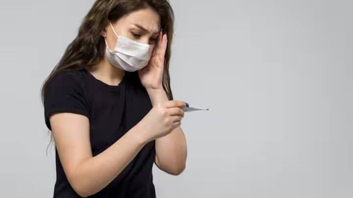 ડેન્ગ્યુ એડીસ મચ્છરના કરડવાથી થાય છે. તેના લક્ષણો 104 ડિગ્રી ફેરનહીટ (40 ડિગ્રી સેલ્સિયસ) સુધી પહોંચેલો તાવ છે. ગંભીર માથાનો દુખાવો જે સામાન્ય રીતે આંખોની પાછળ થાય છે અને સ્નાયુઓ અને સાંધાઓમાં તીવ્ર દુખાવો થાય છે.