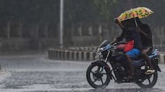 बारिश में बाइक से ट्रैवल करते हैं आप? सड़क पर इन बातों का रखें खयाल