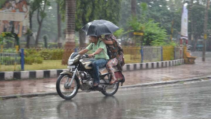 बरसात के मौसम में अक्सर लोग घरों के बाहर जब जाते हैं. तो अचानक से बरसात होने लगती है और इसके चलते उनका स्मार्टफोन भीग जाता है.