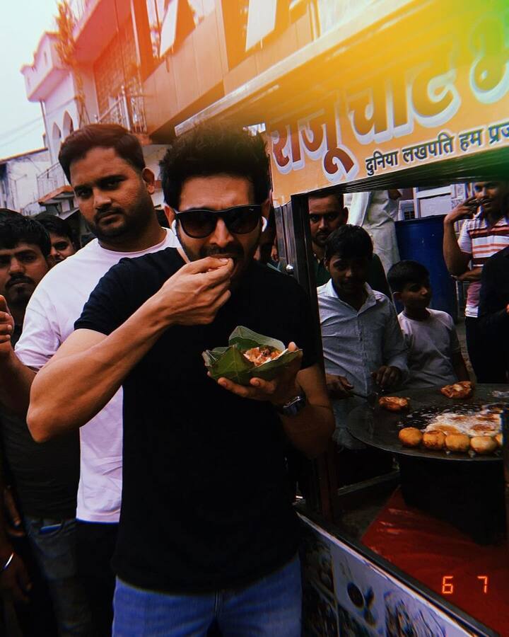 कार्तिक आर्यन इन तस्वीरों में आंखो पर चश्मा और ब्लैक टीशर्ट पहने हुए काफी डेशिंग लग रहे हैं.