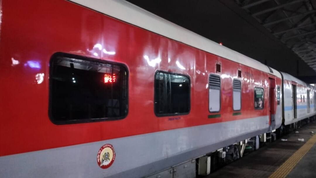 पूर्वोत्तर रेलवे ने रिमॉडिलिंग की वजह से 5 जोड़ी ट्रेनों को किया निरस्त, इन ट्रेनों का बदला रूट North Eastern Railway canceled five pairs of trains and some train running on diverted rout ann पूर्वोत्तर रेलवे ने रिमॉडिलिंग की वजह से 5 जोड़ी ट्रेनों को किया निरस्त, इन ट्रेनों का बदला रूट