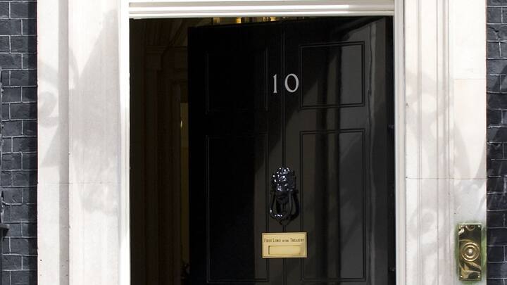 बता दें कि लंदन में 10 डाउनिंग स्ट्रीट पर प्रधानमंत्री आवास है. ये लंदन का सबसे फेमस और लग्जरी इलाका है. बता दें कि ये इलाका वेस्टमिनिस्टर सिटी में आता है. इसके इर्द-गिर्द शाही बकिंघम पैलेस, पार्लियामेंट, पैलेस ऑफ वेस्टमिनिस्टर है.