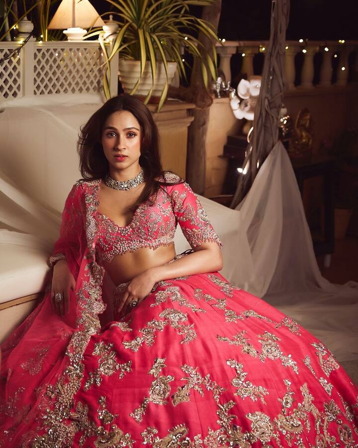 Pashmina had her hair styled open with mid parting.