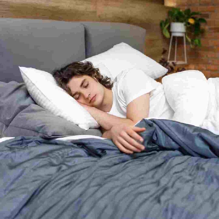 ਸਿਹਤ ਮਾਹਿਰਾਂ ਨੇ ਕਈ ਵਾਰ ਕਿਹਾ ਹੈ ਕਿ ਰਾਤ ਨੂੰ ਨੀਂਦ ਨਾ ਆਉਣਾ ਜਾਂ ਵਾਰ-ਵਾਰ ਨੀਂਦ ਨਾ ਆਉਣਾ ਸਿਹਤ ਨੂੰ ਬਹੁਤ ਨੁਕਸਾਨ ਪਹੁੰਚਾਉਂਦਾ ਹੈ।ਧਰਮਸ਼ੀਲਾ ਨਰਾਇਣ ਸੁਪਰਸਪੈਸ਼ਲਿਟੀ ਹਸਪਤਾਲ, ਦਿੱਲੀ ਦੇ ਅੰਦਰੂਨੀ ਮੈਡੀਸਨ ਵਿਭਾਗ ਦੇ ਸੀਨੀਅਰ ਸਲਾਹਕਾਰ ਡਾਕਟਰ ਗੌਰਵ ਜੈਨ ਦਾ ਕਹਿਣਾ ਹੈ ਕਿ ਰੋਜ਼ਾਨਾ ਘੱਟੋ-ਘੱਟ 7 ਤੋਂ 8 ਘੰਟੇ ਦੀ ਨੀਂਦ ਲੈਣਾ ਜ਼ਰੂਰੀ ਹੈ। ਬਹੁਤ ਸਾਰੇ ਲੋਕ ਹਨ ਜੋ ਮੰਨਦੇ ਹਨ ਕਿ ਸ਼ਰਾਬ ਪੀਣ ਨਾਲ ਚੰਗੀ ਨੀਂਦ ਆਉਂਦੀ ਹੈ। ਆਓ ਮਾਹਿਰਾਂ ਤੋਂ ਇਸ ਦਾਅਵੇ ਦੀ ਸੱਚਾਈ ਜਾਣਨ ਦੀ ਕੋਸ਼ਿਸ਼ ਕਰੀਏ।