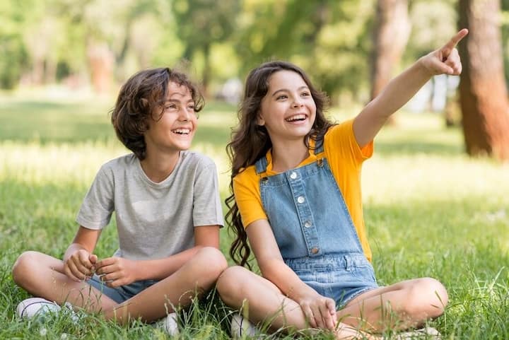 भाई बहन के रिश्ते में छोटा हो या बड़ा आपको एक दूसरे की इज्जत करनी चाहिए और मान सम्मान के साथ बातें करनी चाहिए.