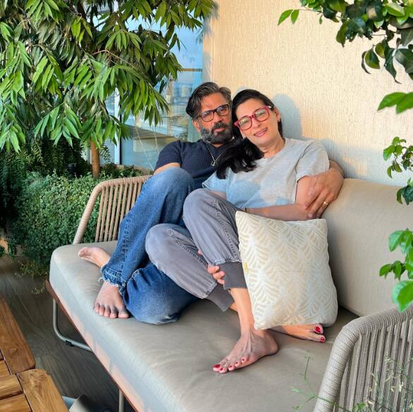 माना शेट्टी- (मोनिशा कादरी) माना शेट्टी मशहूर एक्टर सुनील शेट्टी की पत्नी हैं. माना का जन्म मुस्लिम परिवार में हुआ था. उनका असली नाम मोनिशा कादरी हैं. मुस्लिम धर्म से संबंध रखने वाली माना ने साल 1991 में हिंदू सुनील शेट्टी से शादी की थी. शादी से पहले दोनों ने एक दूसरे को 9 साल तक डेट किया था.