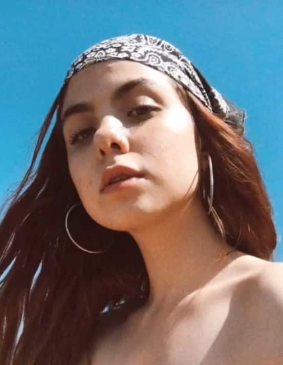 'ਮੈਂ ਰੱਬ ਨੂੰ ਮਿਲਕੇ ਆਈ ਹਾਂ' ਲੜਕੀ ਨੇ ਦੱਸਿਆ ਕਿ ਉਸ ਥਾਂ 'ਤੇ ਬਿਨ੍ਹਾਂ ਸੂਰਜ, ਚੰਦ ਜਾਂ ਤਾਰਿਆਂ ਤੋਂ ਬਿਨਾਂ ਰੌਸ਼ਨੀ ਸੀ। ਇੰਨੇ ਪਕਵਾਨ ਸਨ ਜੋ ਮੈਂ ਪਹਿਲਾਂ ਕਦੇ ਨਹੀਂ ਦੇਖੇ ਸਨ। ਇਹ ਕੋਈ ਮਨੁੱਖ ਨਹੀਂ ਸਗੋਂ ਚਾਨਣ ਸੀ। ਹਰ ਕੋਈ ਆਪੋ-ਆਪਣੇ ਦਿਲ ਵਿਚ ਗੱਲ ਕਰ ਰਿਹਾ ਸੀ, ਕੋਈ ਬੋਲਦਾ ਨਹੀਂ ਸੀ। ਮੈਨੂੰ ਆਪਣੇ ਪਿਛਲੇ ਜੀਵਨ ਬਾਰੇ ਕੁਝ ਯਾਦ ਨਹੀਂ ਸੀ। ਇਸ ਦੌਰਾਨ ਉਸ ਦੀ ਮੁਲਾਕਾਤ ਭਗਵਾਨ ਨਾਲ ਹੋਈ, ਜੋ ਪੂਰੇ ਮਾਹੌਲ ਨੂੰ ਰੌਸ਼ਨ ਕਰ ਰਿਹਾ ਸੀ। ਉਹ ਬਹੁਤ ਖੁਸ਼ ਅਤੇ ਮੁਸਕਰਾਉਂਦਾ ਸੀ। ਉਹ ਸਾਰਿਆਂ ਨਾਲ ਗੱਲਾਂ ਕਰ ਰਿਹਾ ਸੀ ਅਤੇ ਹੱਸ ਰਿਹਾ ਸੀ। ਉਥੇ ਉਨ੍ਹਾਂ ਦਾ ਸਵਾਗਤ ਕੀਤਾ ਗਿਆ। ਉਹ ਬਹੁਤ ਖੁਸ਼ ਅਤੇ ਸਕੂਨ ਮਹਿਸੂਸ ਕਰ ਰਹੀ ਸੀ।