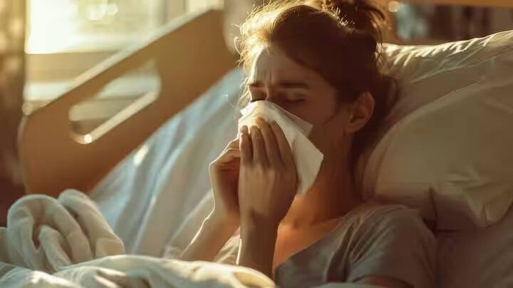 ડેન્ગ્યુ અને સામાન્ય ફ્લૂ બંનેમાં તાવ, દુખાવો અને થાક લાગે છે. આ ઉપરાંત શરીર પર ફોલ્લીઓ પણ દેખાય છે. ડેન્ગ્યુના કોઈ ચોક્કસ લક્ષણો હોતા નથી.